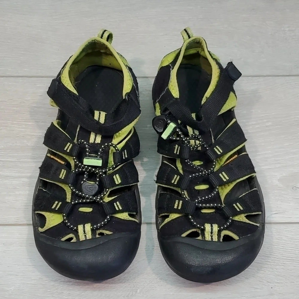 Keen Kids Big Boy Sandals Outdoor Hiking shoes sz 5